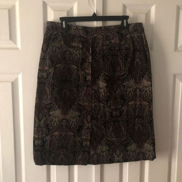 croft & barrow Dresses & Skirts - Croft & Barrow black, white, & maroon designed soft velour corduroy skirt 12